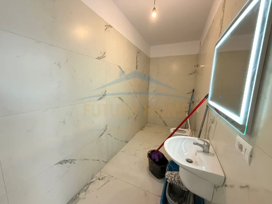 Tirane, jepet me qera apartament 2+1+Ballkon Kati 7, 95 m² 420 € (Univers City)