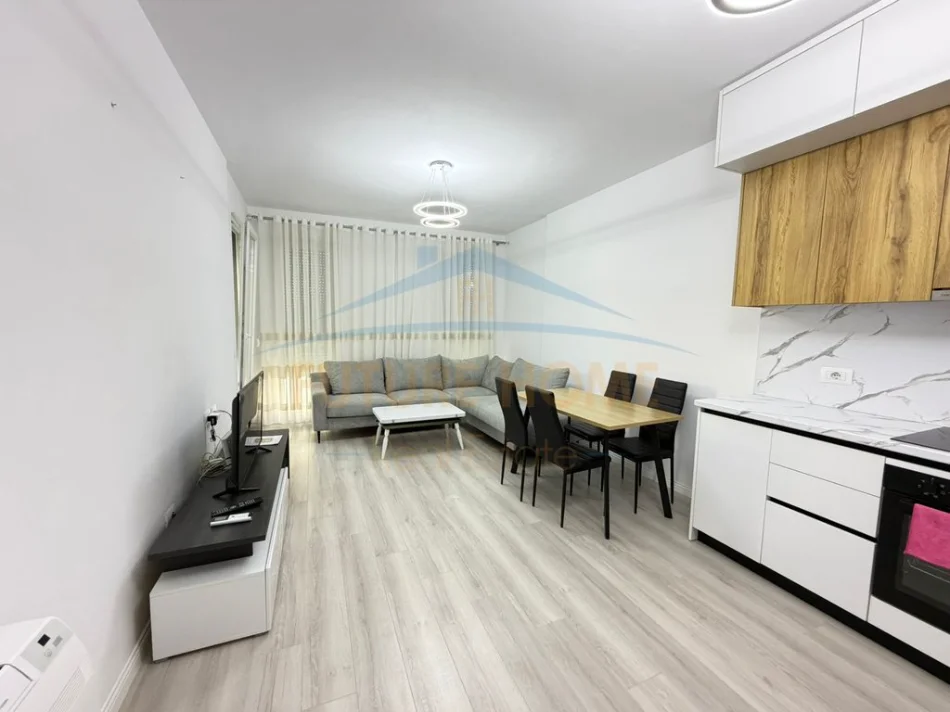 Tirane, jepet me qera apartament 2+1+Ballkon Kati 7, 95 m² 420 € (Univers City)