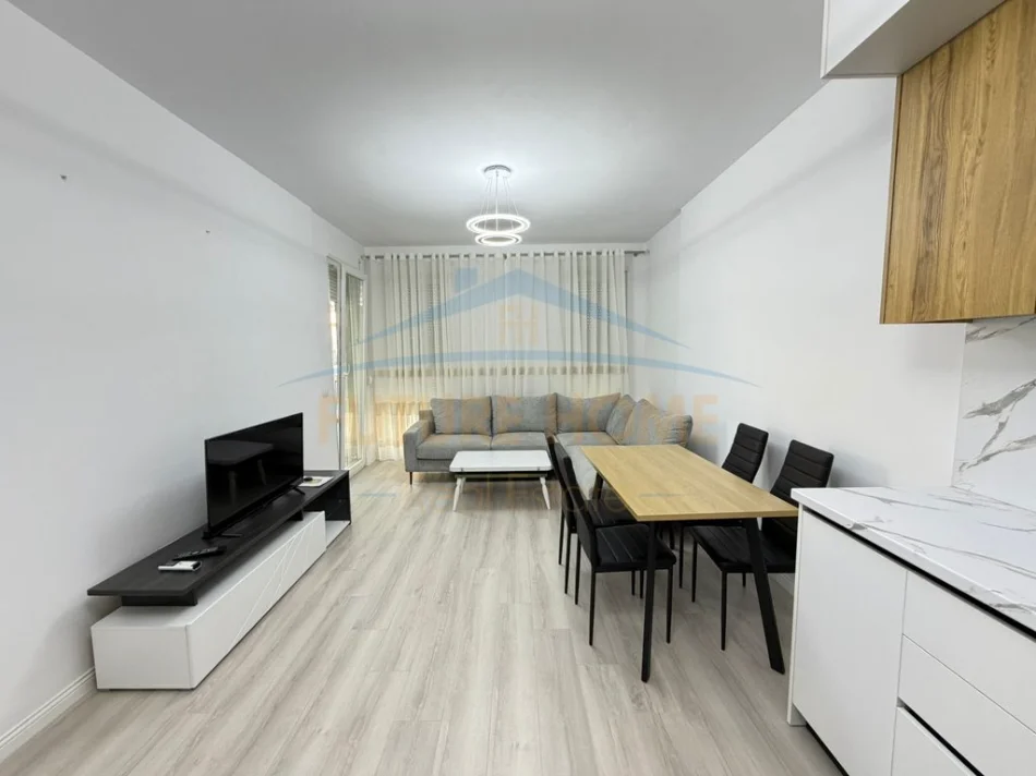 Tirane, jepet me qera apartament 2+1+Ballkon Kati 7, 95 m² 420 € (Univers City)