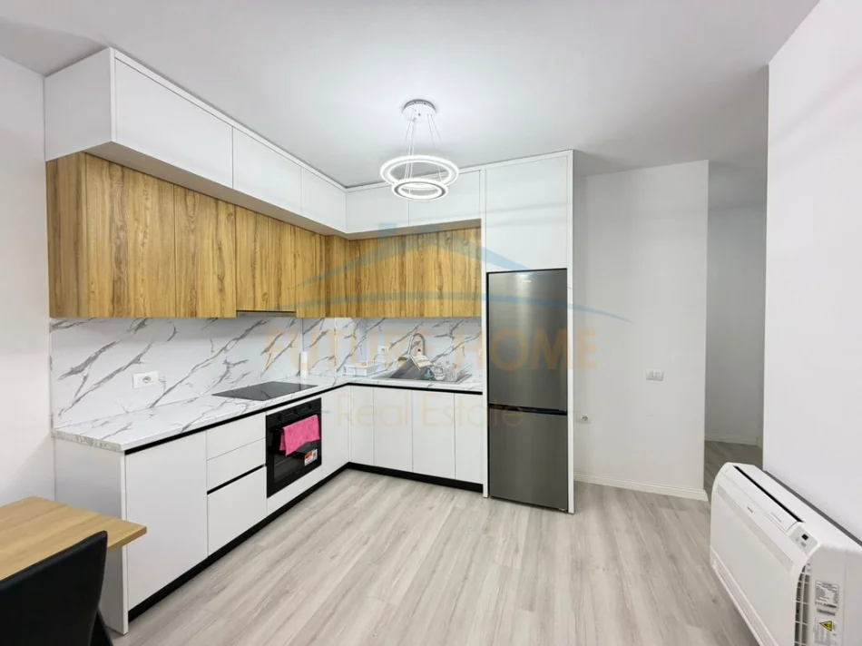 Tirane, jepet me qera apartament 2+1+Ballkon Kati 7, 95 m² 420 € (Univers City)