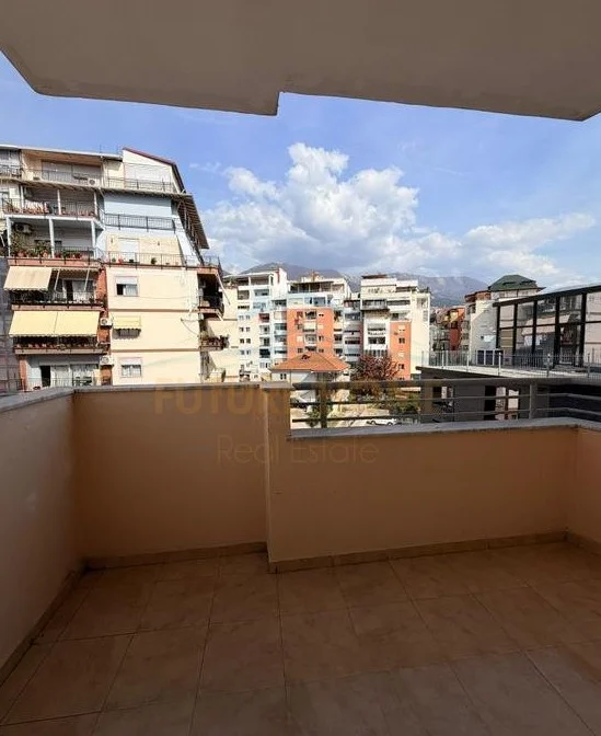 Tirane, shitet apartament 2+1 Kati 5, 92 m² 125.000 € (fresku)