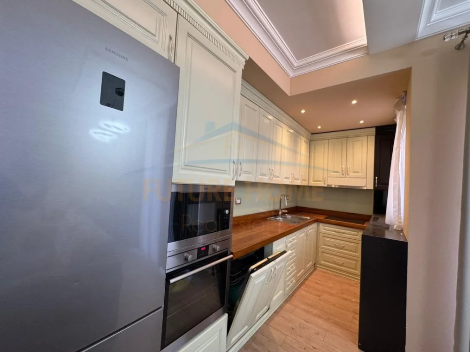 Tirane, jepet me qera apartament 3+1+Ballkon Kati 6, 113 m² 1.000 € (Liqeni i thate)