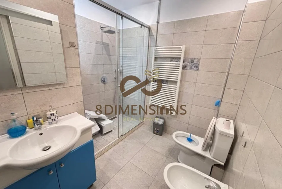 Tirane, jepet me qera apartament 3+1 Kati 4, 100 m² 850 € (Shkolla e kuqe)