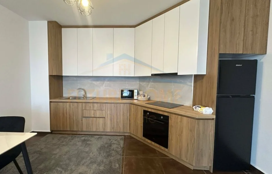 Tirane, jepet me qera apartament 2+1 Kati 8, 95 m² 580 € (Unaza e re)