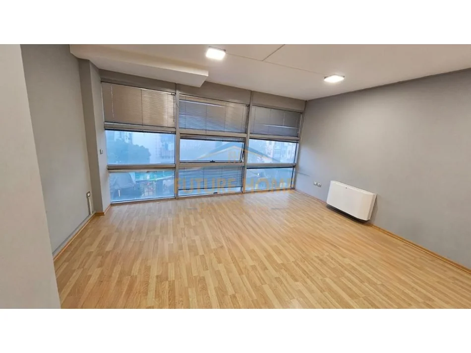 Tirane, jepet me qera ambjent biznesi Kati 3, 84 m² 800 € (Zogu i zi)