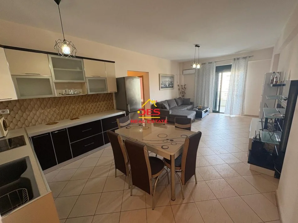 Vlore, jepet me qera apartament 2+1+Ballkon Kati 5, 115 m² 600 € (Rruga Jani Rexha)