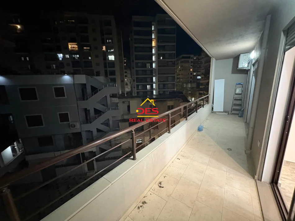 Vlore, jepet me qera apartament 2+1+Ballkon Kati 3, 110 m² 500 € (Rruga Çajupi)