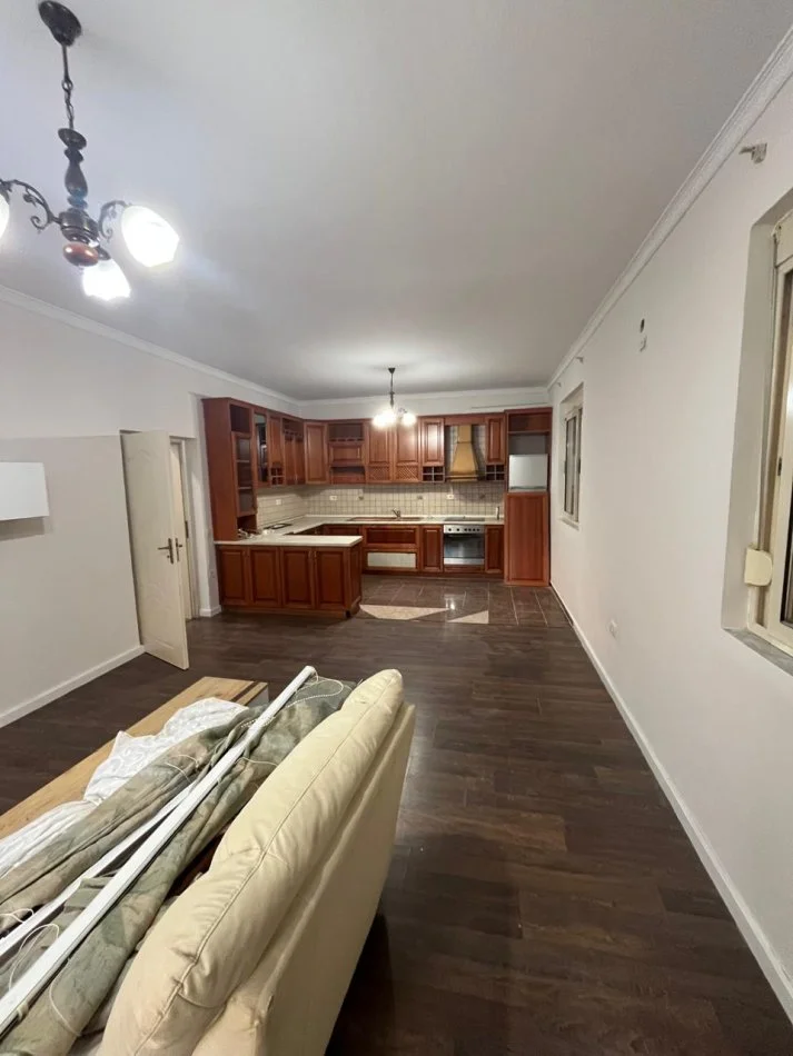 Tirane, jepet me qera Vile 2 Katshe Kati 2, 2.000 € (Komuna e Parisit)