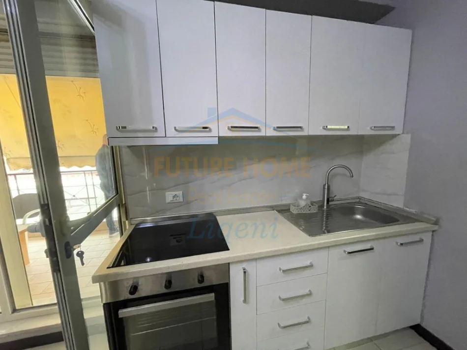 Tirane, jepet me qera apartament 1+1+Ballkon Kati 4, 64 m² 630 € (Kompleksi Delijorgj)
