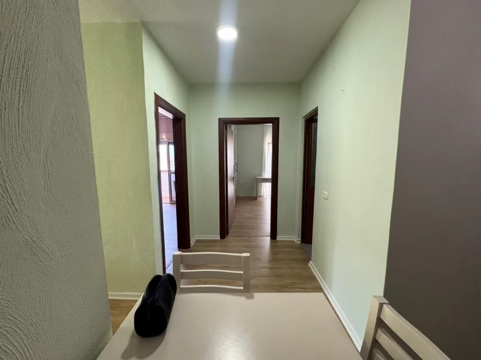 Tirane, shitet apartament 2+1+Ballkon +Post Parkimi, prane Globit.Kati 5, 94 m² 210.000 € (Rruga e Kavajes)