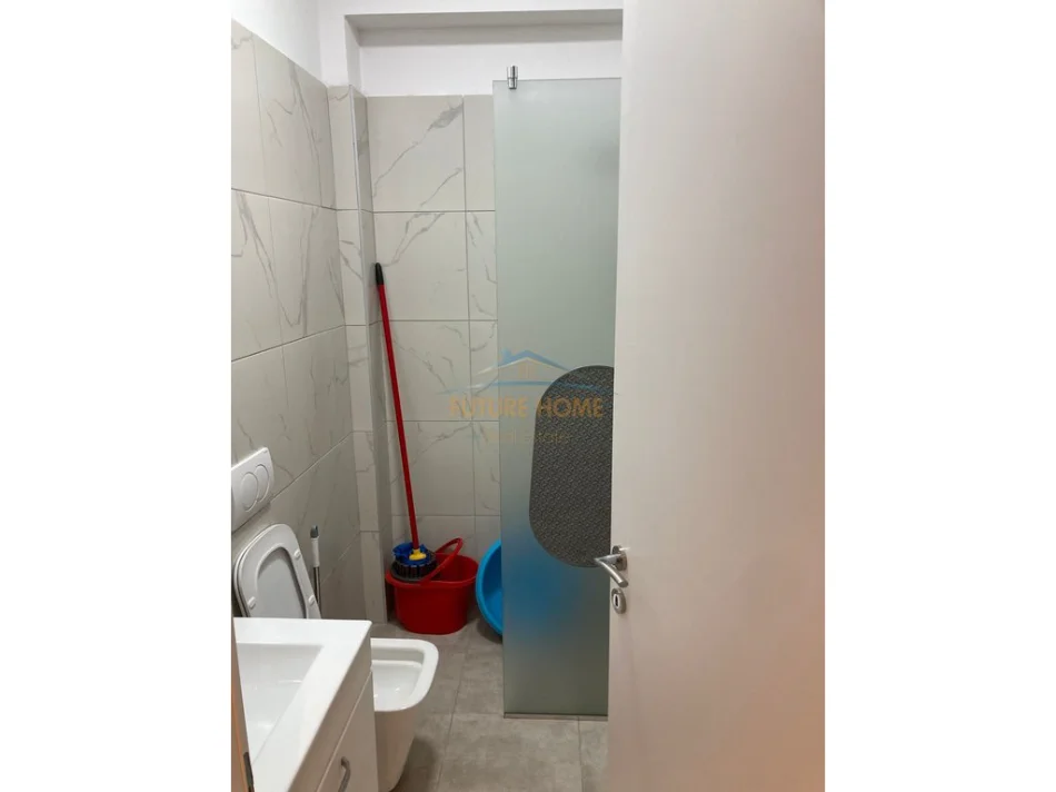 Tirane, jepet me qera apartament 1+1+Ballkon Kati 10, 45 m² 450 € (Yzberisht)