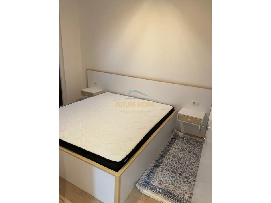 Tirane, jepet me qera apartament 1+1+Ballkon Kati 10, 45 m² 450 € (Yzberisht)