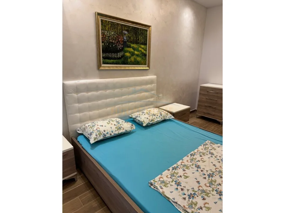 Tirane, jepet me qera apartament 2+1+Ballkon Kati 4, 100 m² 600 € (Golden Park)