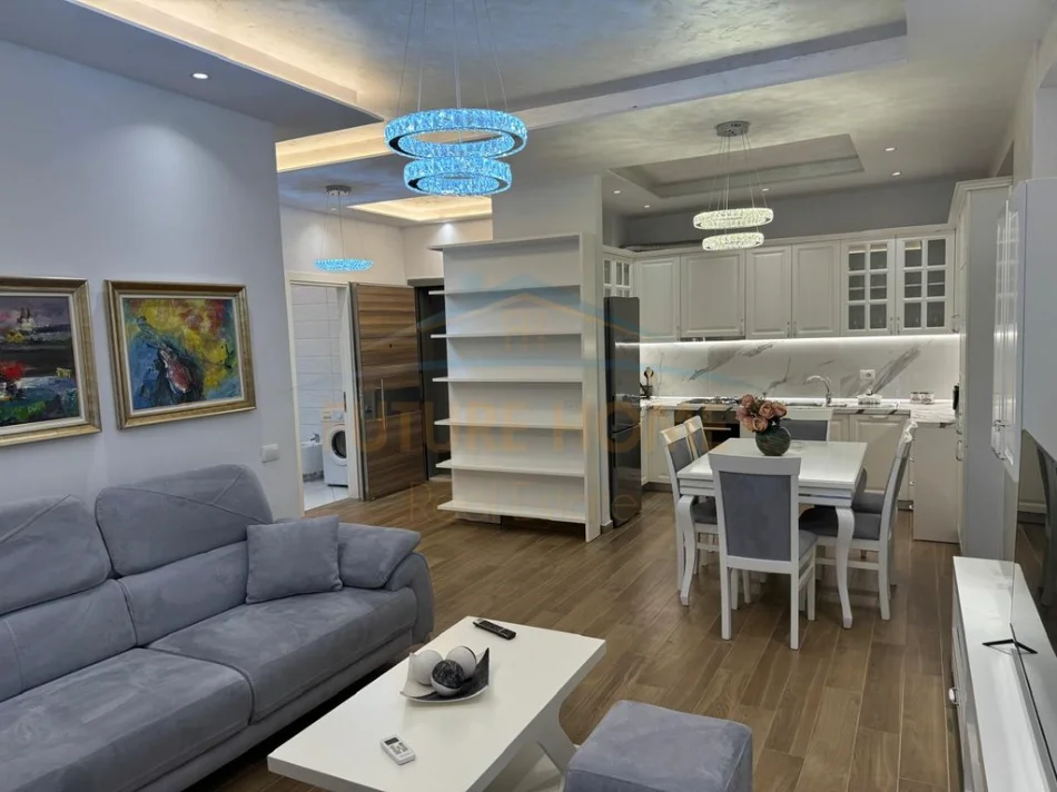 Tirane, jepet me qera apartament 2+1+Ballkon Kati 4, 100 m² 600 € (Golden Park)