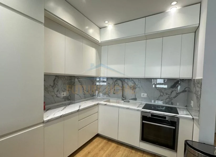 Tirane, jepet me qera apartament 2+1 Kati 5, 89 m² 1.000 € (Ish-Fusha e Aviacionit)