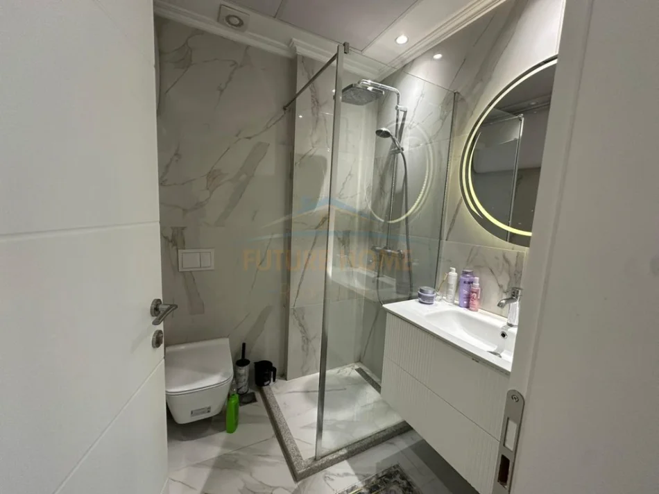 Tirane, jepet me qera apartament 2+1+Ballkon Kati 5, 89 m² 1.000 € (Rezidenca Alba)