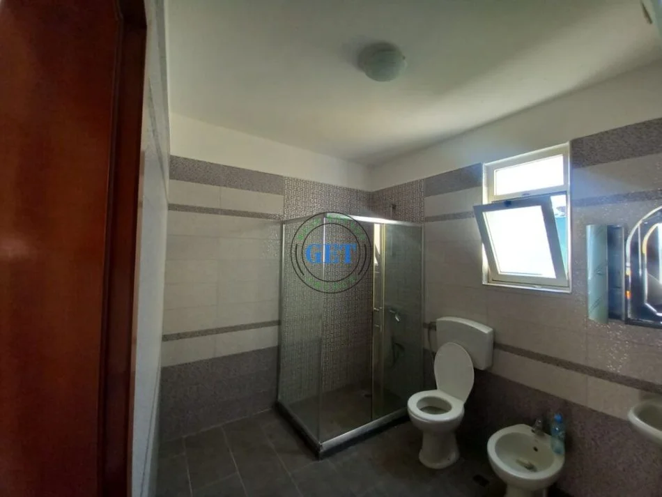 Durres, jepet me qera apartament 3+1 Kati 2, 110 m² 400 € (Prane Tregut Industrial , Durres)