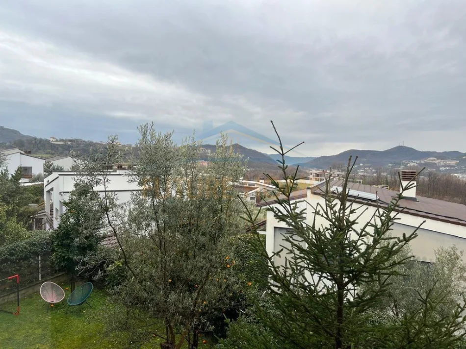 Tirane, jepet me qera apartament 2+1+Ballkon Kati 2, 130 m² 1.500 € (Long Hill residence)