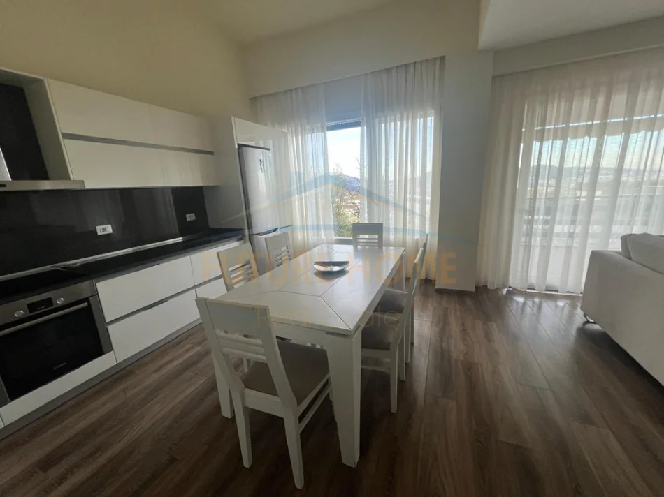 Tirane, jepet me qera apartament 2+1+Ballkon Kati 2, 130 m² 1.500 € (Long Hill residence)