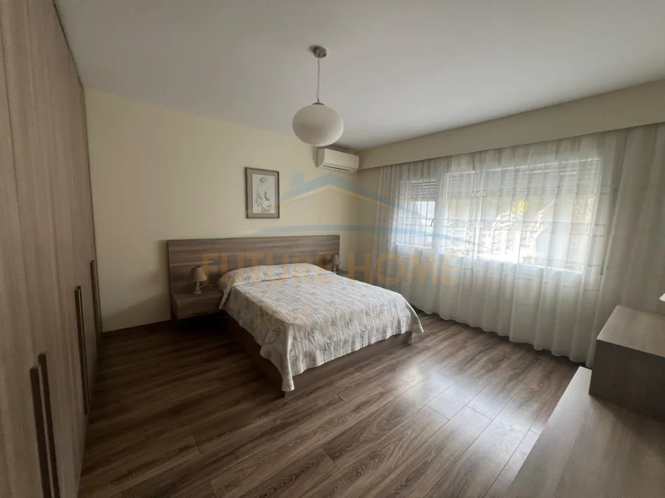 Tirane, jepet me qera apartament 2+1+Ballkon Kati 2, 130 m² 1.500 € (Long Hill residence)