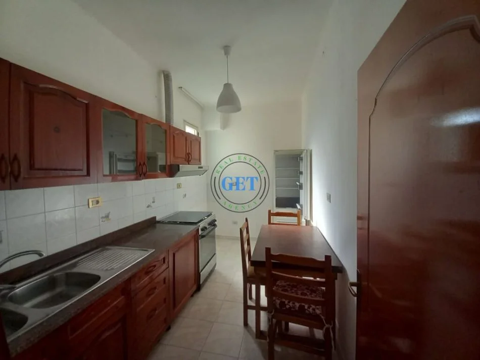 Durres, jepet me qera apartament 3+1 Kati 2, 110 m² 400 € (Prane Tregut Industrial , Durres)