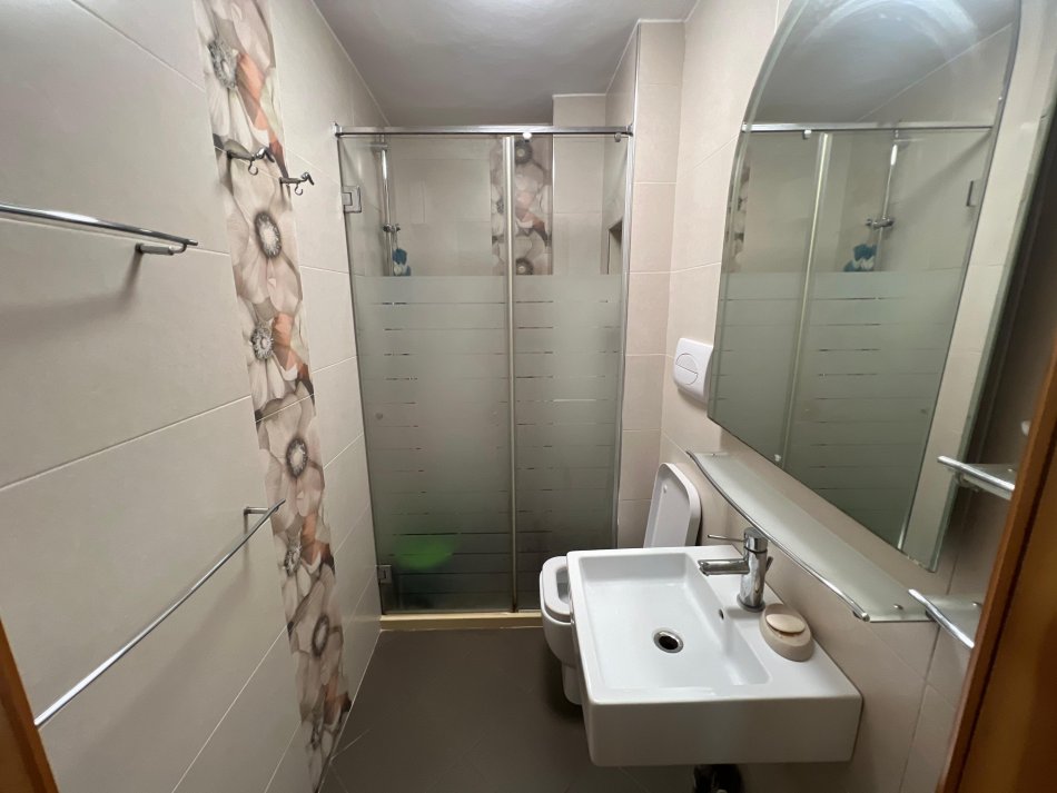 Tirane, jepet me qera apartament 3+1 Kati 3, 120 m² 650 € (rruga e kavajes)