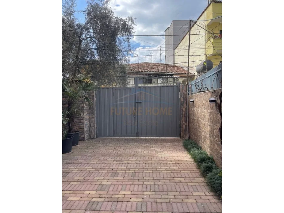 Shqiperi, jepet me qera apartament 2+1+Ballkon Kati 1, 140 m² 650 € (Shkolla e Kuqe, Tirane)