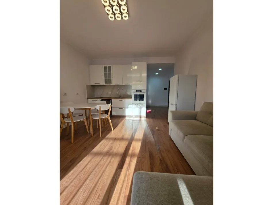 Tirane, jepet me qera apartament 1+1+Ballkon Kati 3, 59 m² 550 € (Rruga Siri Kodra)