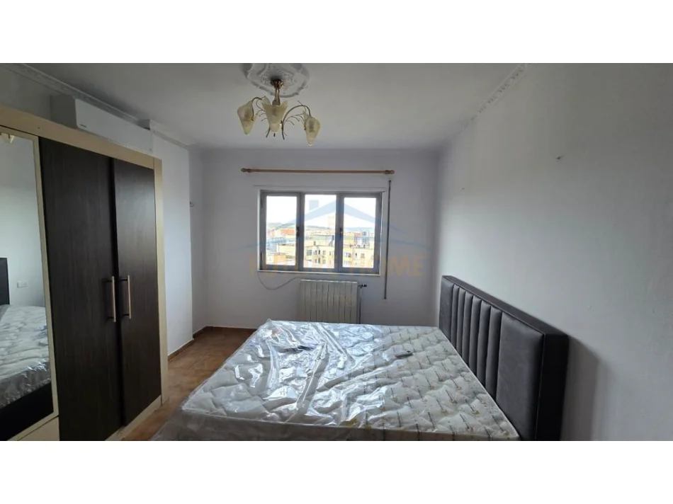 Tirane, jepet me qera apartament 1+1 Kati 10, 54 m² (ngjitur me pallatin me shigjeta)