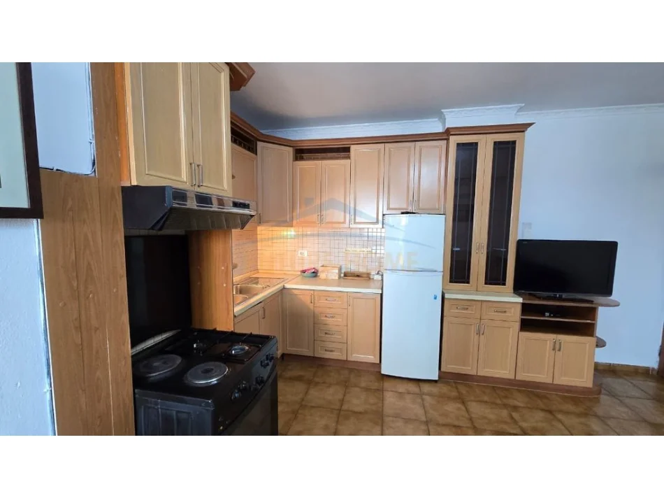 Tirane, jepet me qera apartament 1+1 Kati 10, 54 m² (ngjitur me pallatin me shigjeta)