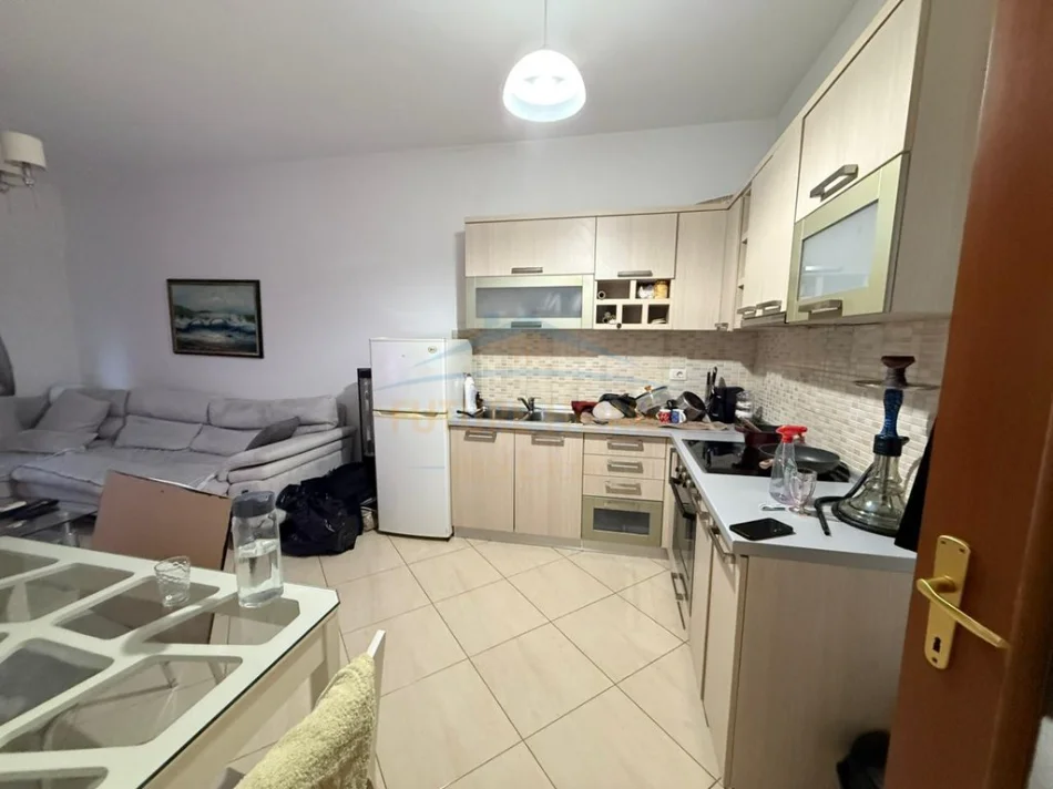 Tirane, jepet me qera apartament 1+1+Ballkon Kati 4, 58 m² 500 € (Don Bosko)