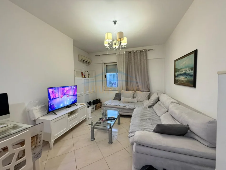 Tirane, jepet me qera apartament 1+1+Ballkon Kati 4, 58 m² 500 € (Don Bosko)