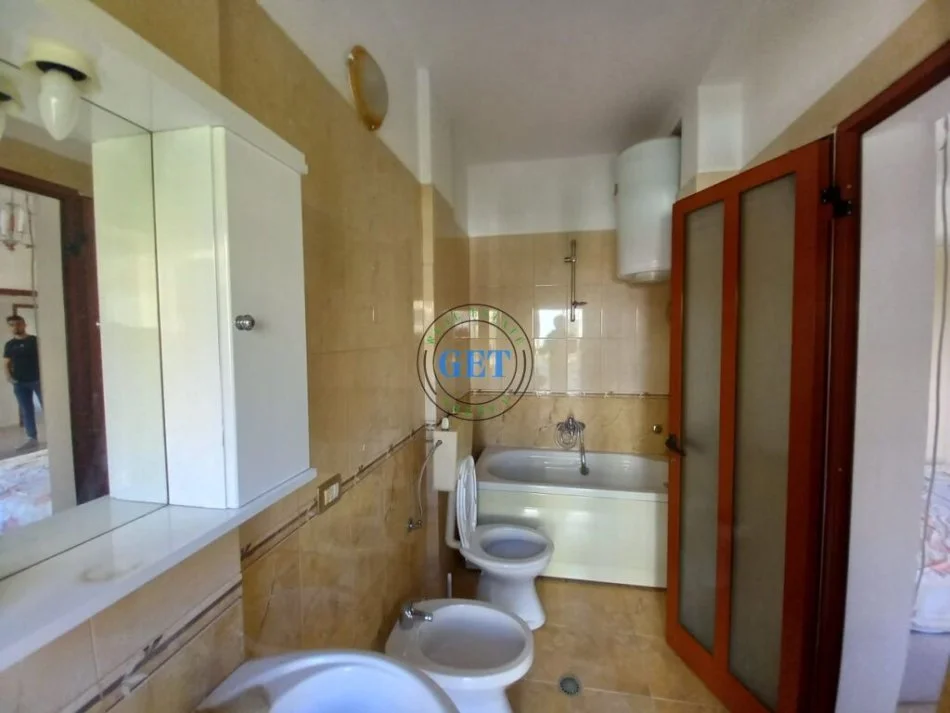 Durres, jepet me qera apartament 3+1 Kati 2, 110 m² 400 € (Prane Tregut Industrial , Durres)