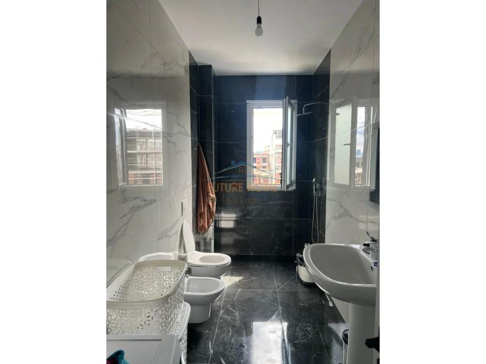 Tirane, jepet me qera apartament 2+1+Ballkon Kati 4, 109 m² 550 € (paskuqan)