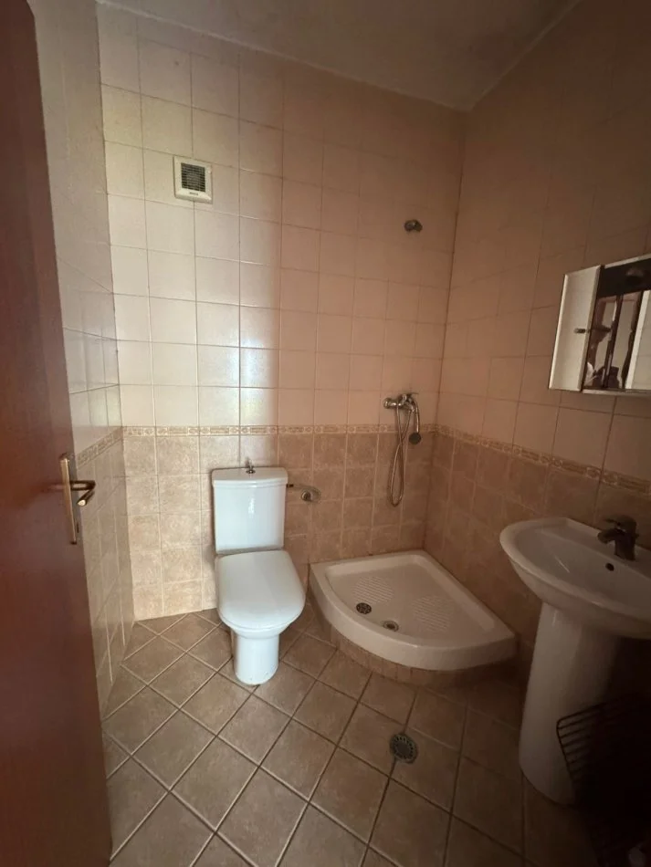 Tirane, jepet me qera apartament 2+1+2+Ballkon Kati 7, 125 m² 500 € (Komuna Parisit)