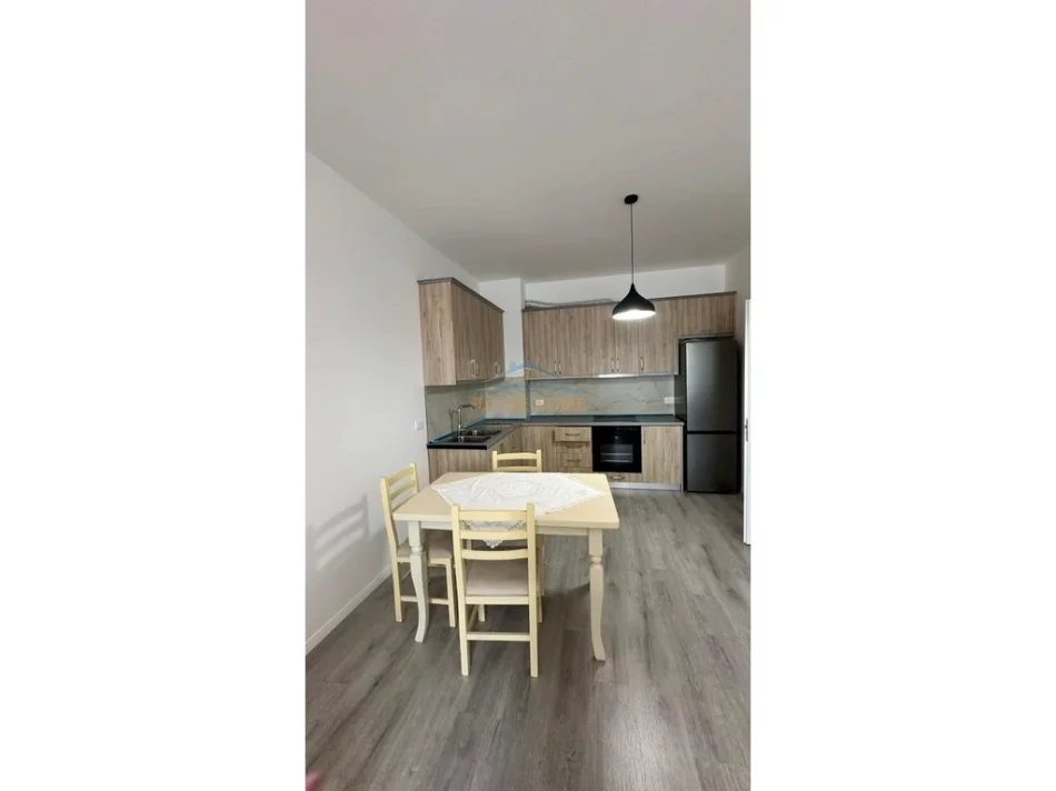 Tirane, jepet me qera apartament 2+1+Ballkon Kati 3, 94 m² 650 € (Ish Dogana)