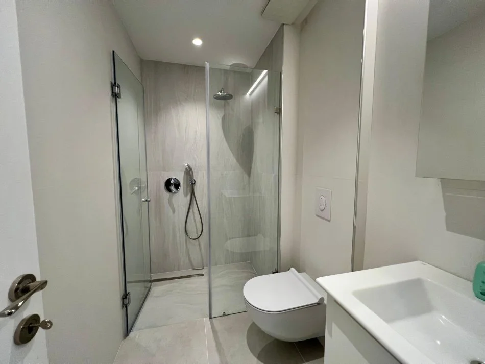 Tirane, jepet me qera apartament 2+1+Ballkon Kati 6, 95 m² 1.000 € (rruga e barrikadave)