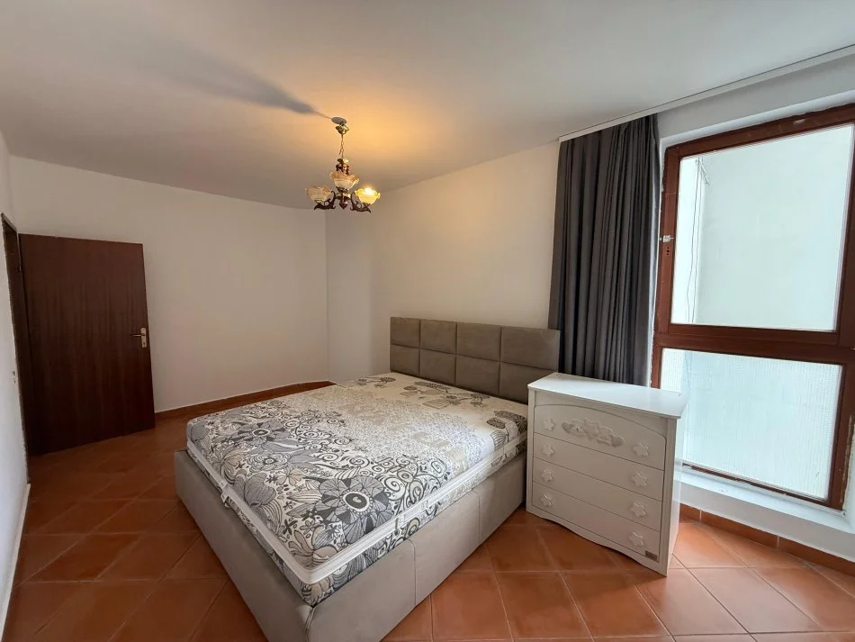Tirane, jepet me qera apartament 2+1+Ballkon , 700 € (Bulevardi Zogu I)