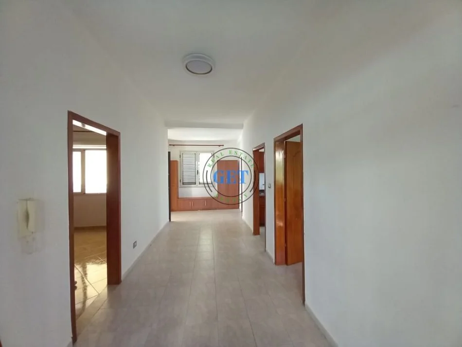 Durres, jepet me qera apartament 3+1 Kati 2, 110 m² 400 € (Prane Tregut Industrial , Durres)