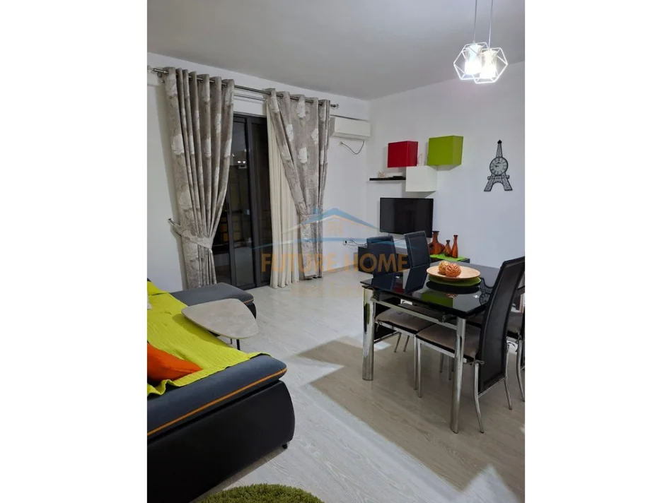 Tirane, jepet me qera apartament 2+1+Ballkon Kati 4, 89 m² 450 € (Yzberisht)