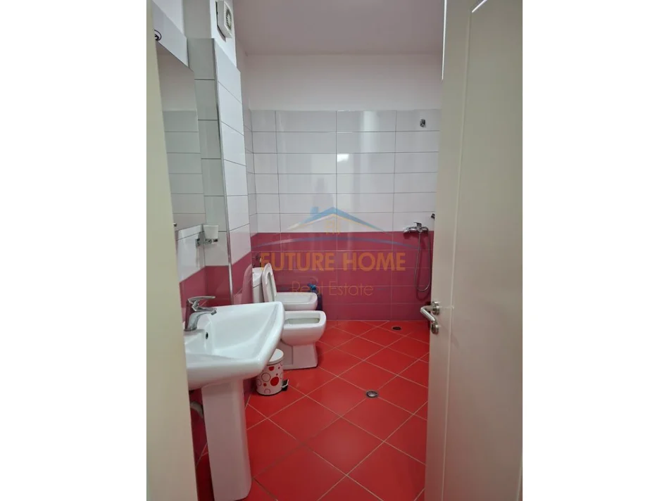 Tirane, jepet me qera apartament 2+1+Ballkon Kati 4, 89 m² 450 € (Yzberisht)