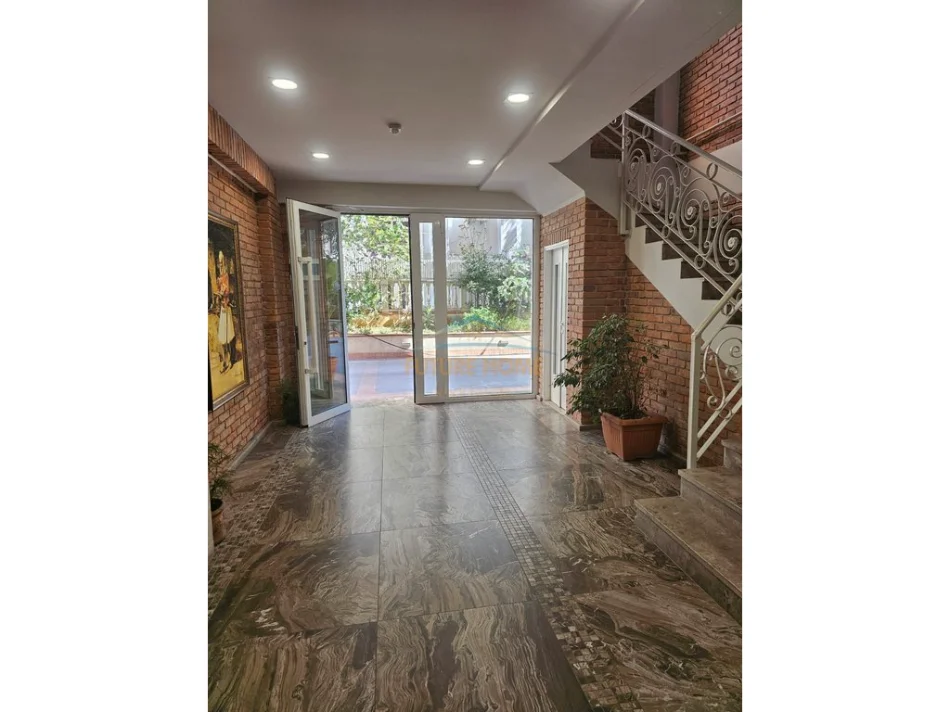 Tirane, jepet me qera zyre Kati 1, 81 m² 1.250 € (RTSH)