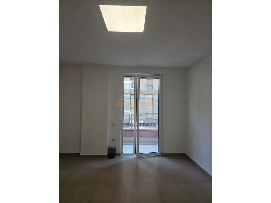 Tirane, jepet me qera zyre Kati 1, 81 m² 1.250 € (RTSH)