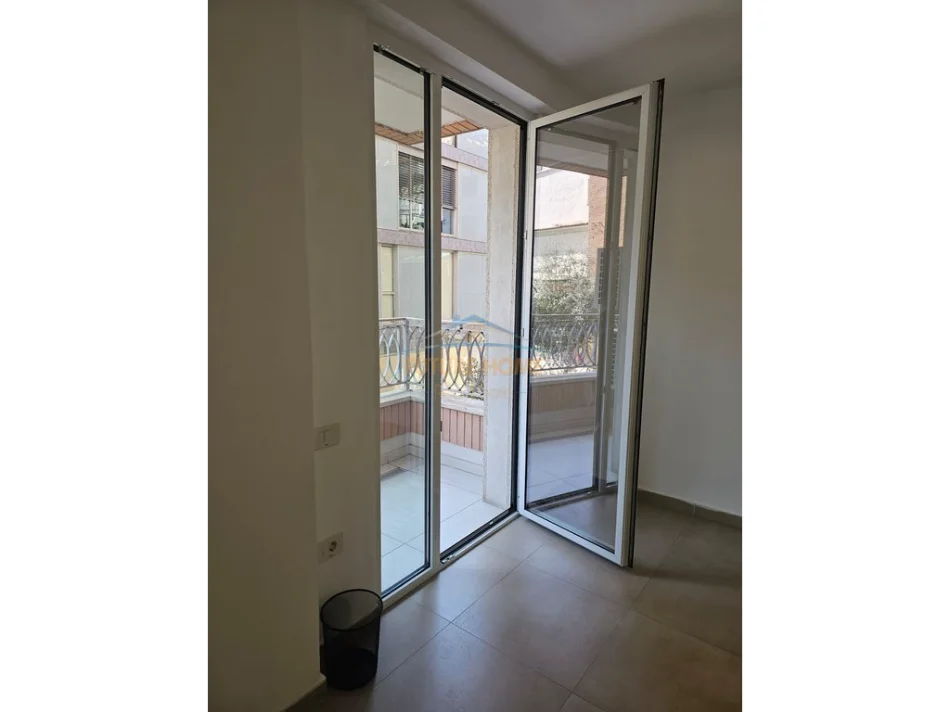 Tirane, jepet me qera zyre Kati 1, 81 m² 1.250 € (RTSH)