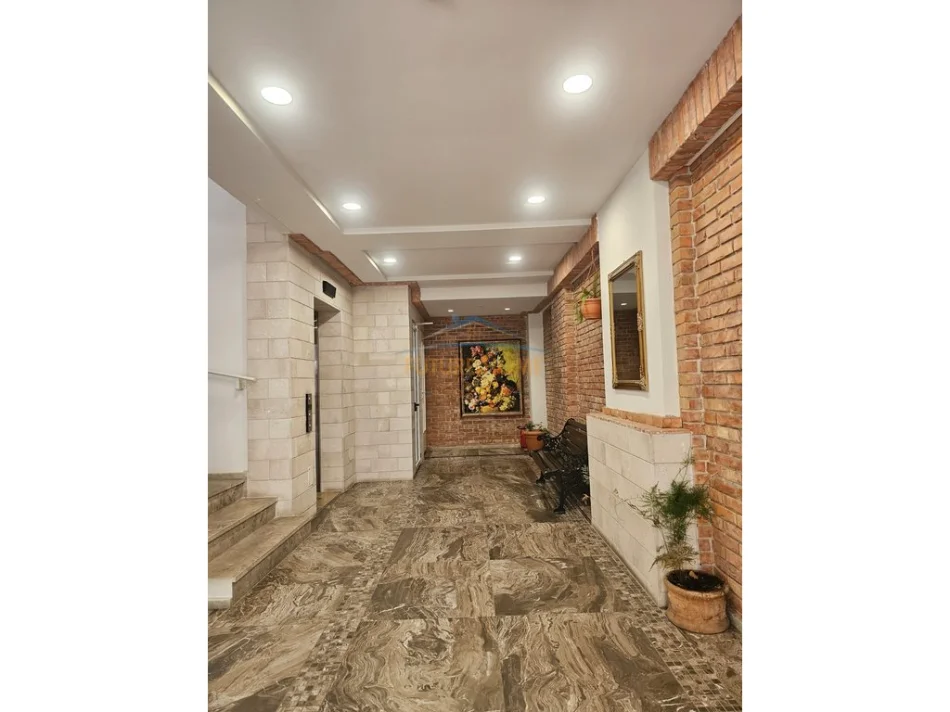 Tirane, jepet me qera zyre Kati 1, 81 m² 1.250 € (RTSH)