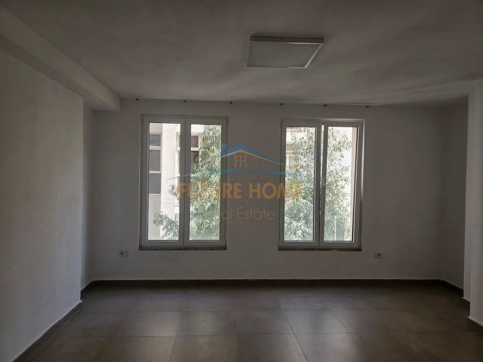 Tirane, jepet me qera zyre Kati 1, 81 m² 1.250 € (RTSH)