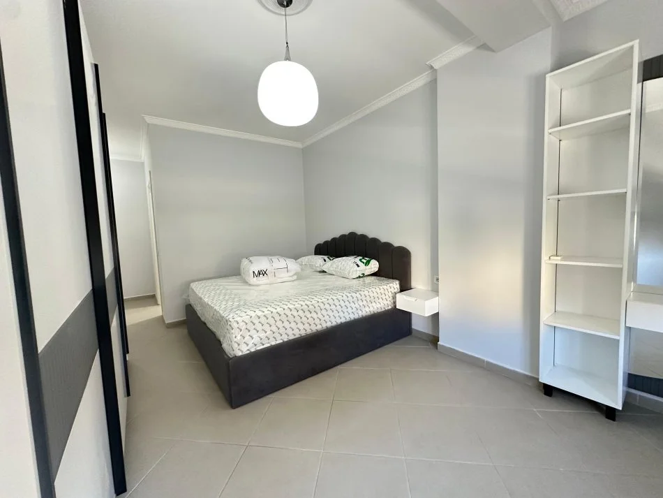 Tirane, jepet me qera apartament 2+1+2+ Parking , 1.000 € (Komuna Parisit)