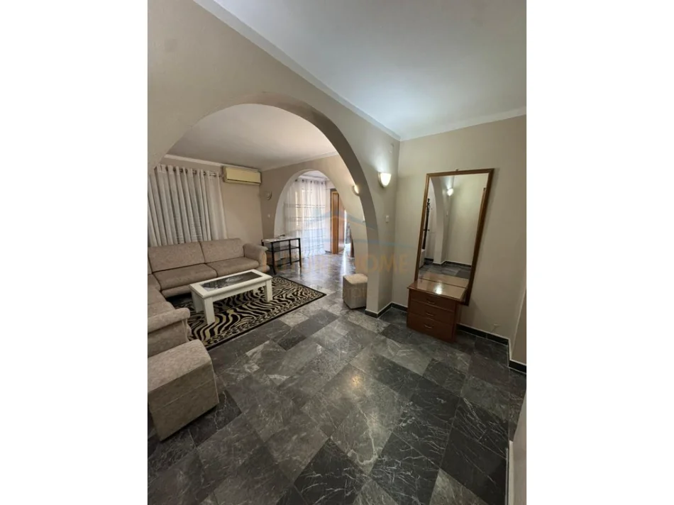 Tirane, jepet me qera apartament 2+1 Kati 5, 85 m² 600 € (Rruga Fortuzi)