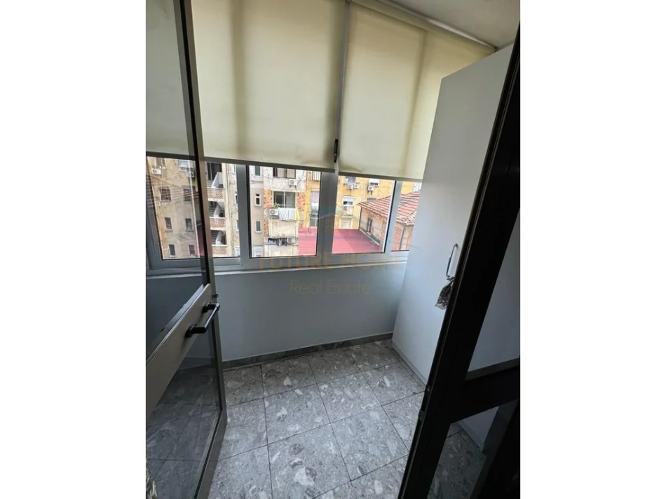 Tirane, jepet me qera apartament 2+1 Kati 5, 85 m² 600 € (Rruga Fortuzi,)