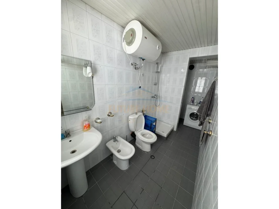 Tirane, jepet me qera apartament 2+1 Kati 5, 85 m² 600 € (Rruga Fortuzi)